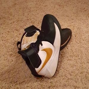 Nike Boys Team Hustle Basketball shoes